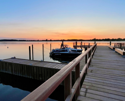 langer Holzsteg an der Schlei bei Sonnenuntergang